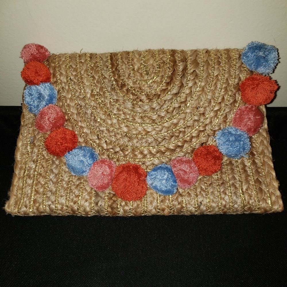 EVERYTHING ON SALE ❣️❣️ Brand new Cute pom pom clutch